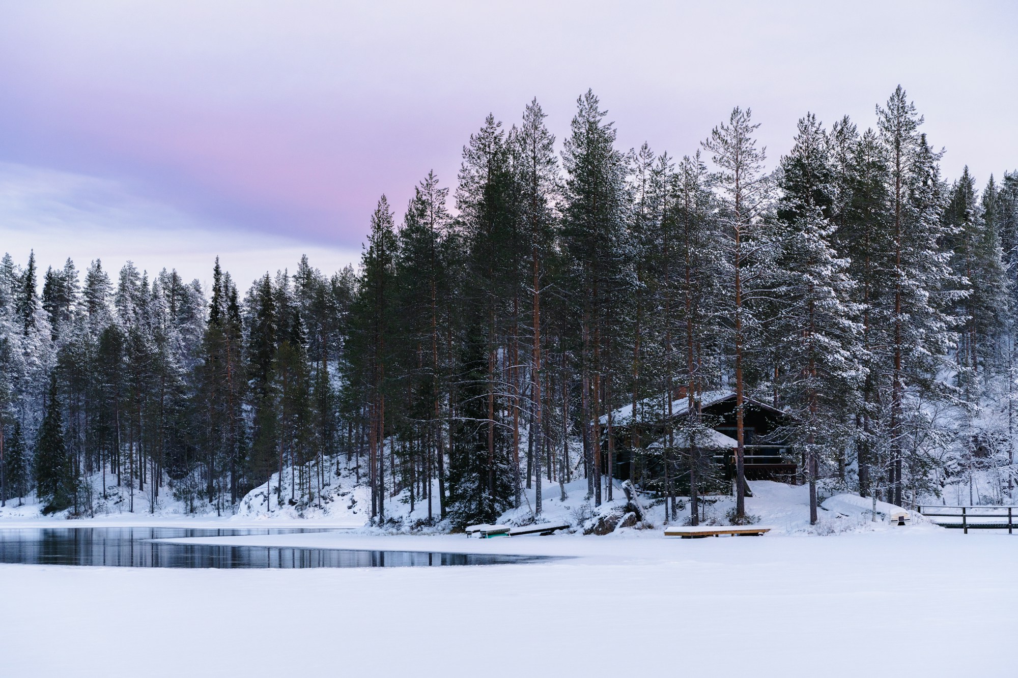 Talvinen järvimaisema majapaikan äärellä